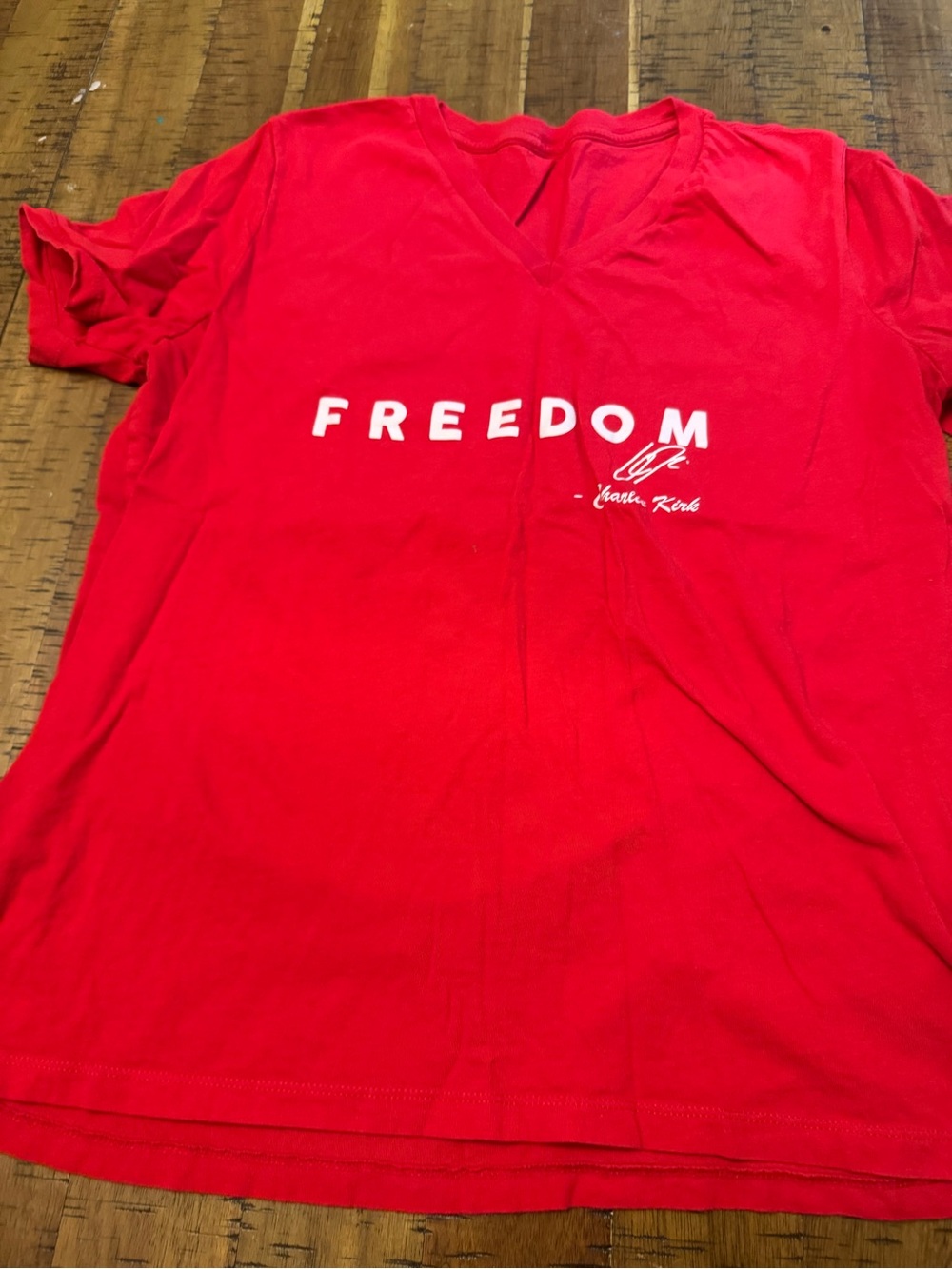 Women’s Large Freedom Graphic V-Neck T-Shirt - Red